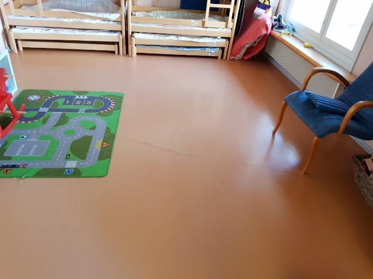 - Tilassa 113 on lattiassa pitkä kupru, mutta kuprun kohdalla ei ollut muuhun lattiaalueeseen nähden kohonneita pintakosteuslukuarvoja.