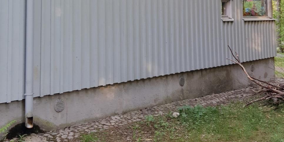 Toimenpidesuosituksena on avata lattiapäällystettä kuprun kohdalta ja arvioida lattiapinnan tiiveyttä, suhteellista kosteutta lattiapinnan alla sekä toimenpidetarvetta.