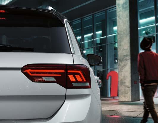 Takavaloissa on käytetty energiaa säästäviä led-valoja, jotka antavat hyvän näkyvyyden niin päivällä kuin yölläkin. 02 T-Roc Sportin keulan erityinen muotoilu erottuu heti edukseen.
