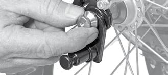 . Avaa vetävän polkupyörän takapyörän pikakiinnitysvipu () tai irrota kuusiokoloruuvi (5 mm) pikakiinnitysakselin mallista riippuen.