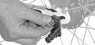 Suorista takarengas ja kiristä akselimutteri vetävän polkupyörän käyttöohjeessa ilmoitetulla vääntömomentilla.