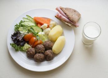 SCENOPROT-HANKE TUTKII KASVIPROTEIINIEN TERVEYSVAIKUTUKSIA monipuolisen proteiini järjestelmän hyödyt 13 Vuonna 2017 ScenoProt-hankkeessa toteutettiin koe, jossa 150 koehenkilöä noudatti 12 viikkoa