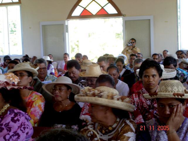 Kirkkokansaa Tahitilla vuonna 2005. Seelannissa. Jotain heidän kulttuuristaan näkyy kuitenkin tänäkin päivänä myös Tahitin ja Cookin saarilla.