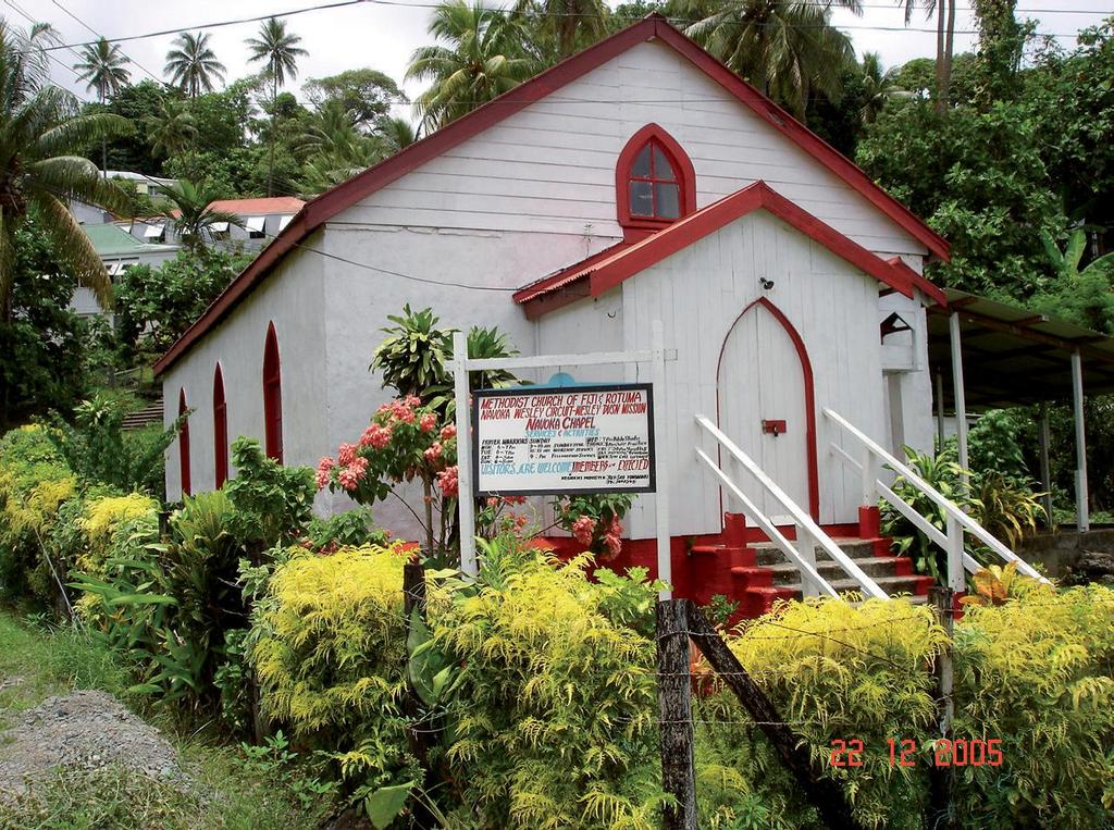 Fidzin vanhin kirkko, entisen pääkaupungin Levukan metodistikirkko Ovalaun saarella. myöhemmin Tahitille vapauttamaan sieluja protestanttisen heresian pauloista.
