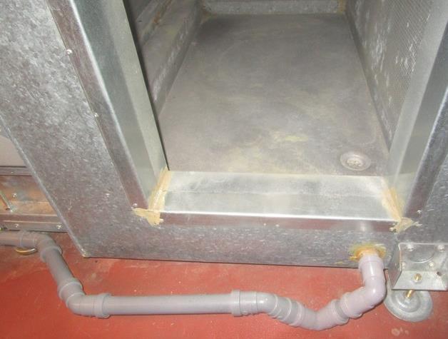 Veden poistoputkien päät on asennettu lattialle 10 cm päähän IV-konehuoneen