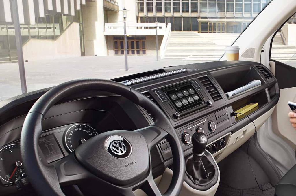 34 35 Transporter Infotainment Vakiovaruste Lisävaruste UP Umpipakettiauto LP Avolava AP Alusta 1) Lisävaruste, yhdistettävissä Composition Media -radiojärjestelmään ja Discover
