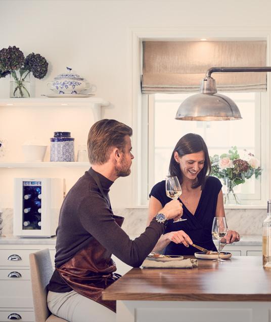 viinikaappi, kalusteisiin integroitava Pullokapasiteetti 24 (vakiohyllyt) Lämpötila-alue +5 C.