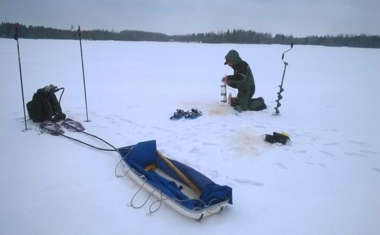 7(9) Näytteenotossa talvella Heinijärvellä Taulukko 5. Jänijärveen tulevan Heinijoen ja järvestä lähtevän Peräjoen tulokset vuosina 2011-2019.