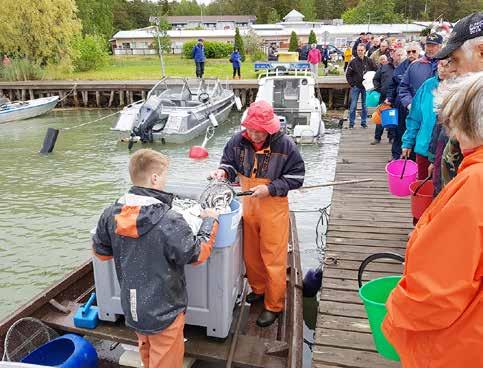 Upeiden ammattilaulajien lisäksi yleisökin pääsee nauttimaan sävelien tuottamisesta: sunnuntain ohjelmaan kuuluu yhteislaulutilaisuus Velkuan kirkossa.