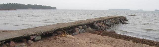 15 71/ Mellstenin ranta Kivipenger, jonka yläpinta on tasattu betonivalulla Betoninen yläpinta poistetaan ja luonnonkivet jätetään paikoilleen
