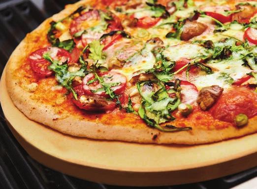 Asettele broileria ja vihanneksia pizzapohjan päälle maun mukaan. Ripottele päälle runsaasti fetajuustomuruja. Ripottele pinnalle balsamiviinietikkaa ja tuoretta silputtua basilikaa maun mukaan.