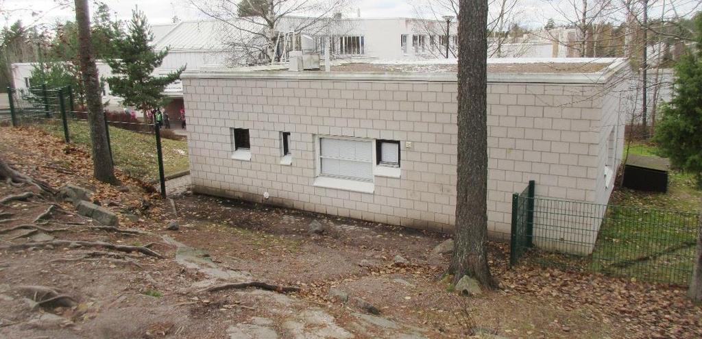 Kuva 2. Rakennukseen kohdistuu sade- ja sulamisvesistä kosteusrasitusta rinteen puolelta entisten sauna- ja makuuhuoneen puoleiselle julkisivulle. 1.
