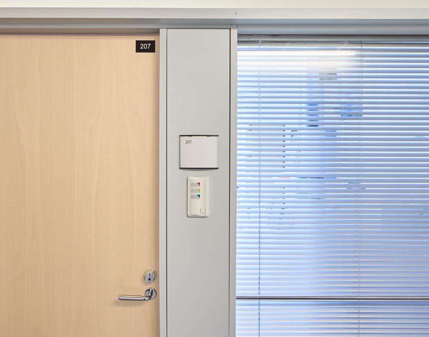 Perusjärjestelmään kuuluu ovikoje, josta sisäänpyrkijä voi nähdä onko henkilö varattu vai vapaa. Halutessaan sisäänpyrkijä voi soittaa ovikelloa painamalla ovikojeen painiketta.