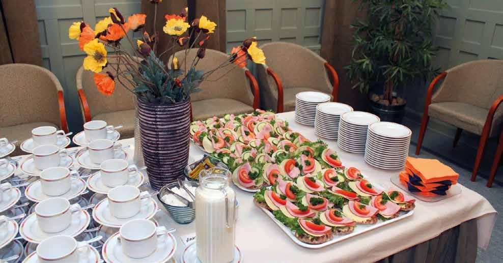 noutopöydästä Iltapäiväkahvit ja makea kahvileipä Jäävettä ja hedelmiä kokoustilassa