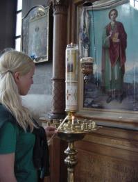 Venäläinen risti Jumalanäidin (=Marian) ja muiden pyhien kunnioitus Ikonit ( ikkuna taivaaseen) Ikoniseinä erottaa alttarin