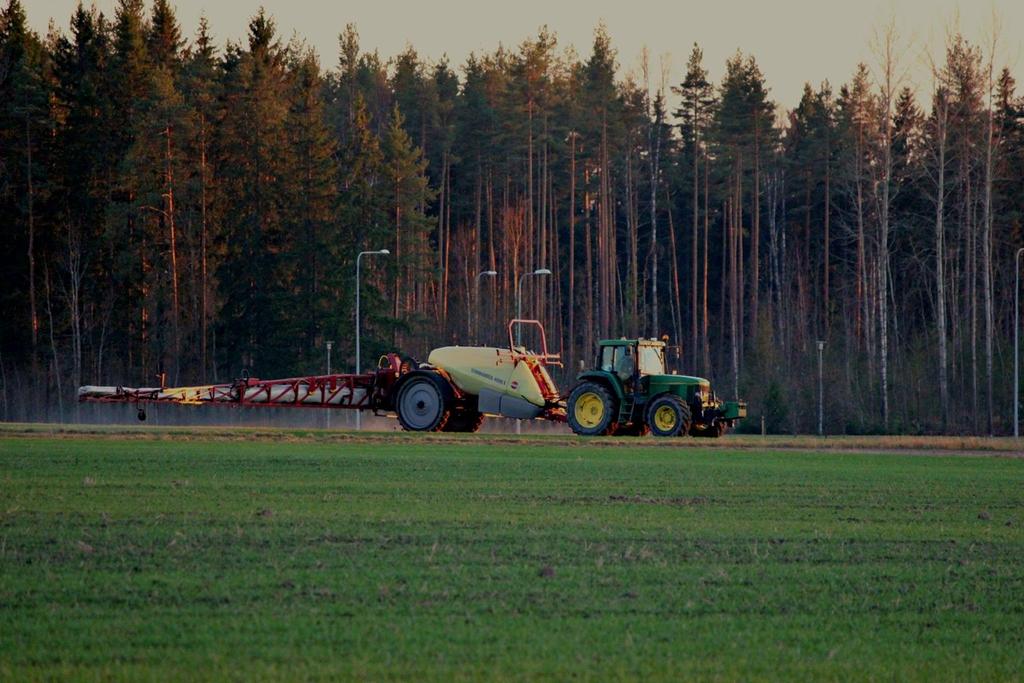 Kasvinsuojelu Rikkakasviruiskutuksen yhteydessä on hyvä antaa pieni annos korrensäädettä Moddus 0,25 tai Medax Max. Samalla tarvittaessa myös mahdolliset hivenainelisäykset.