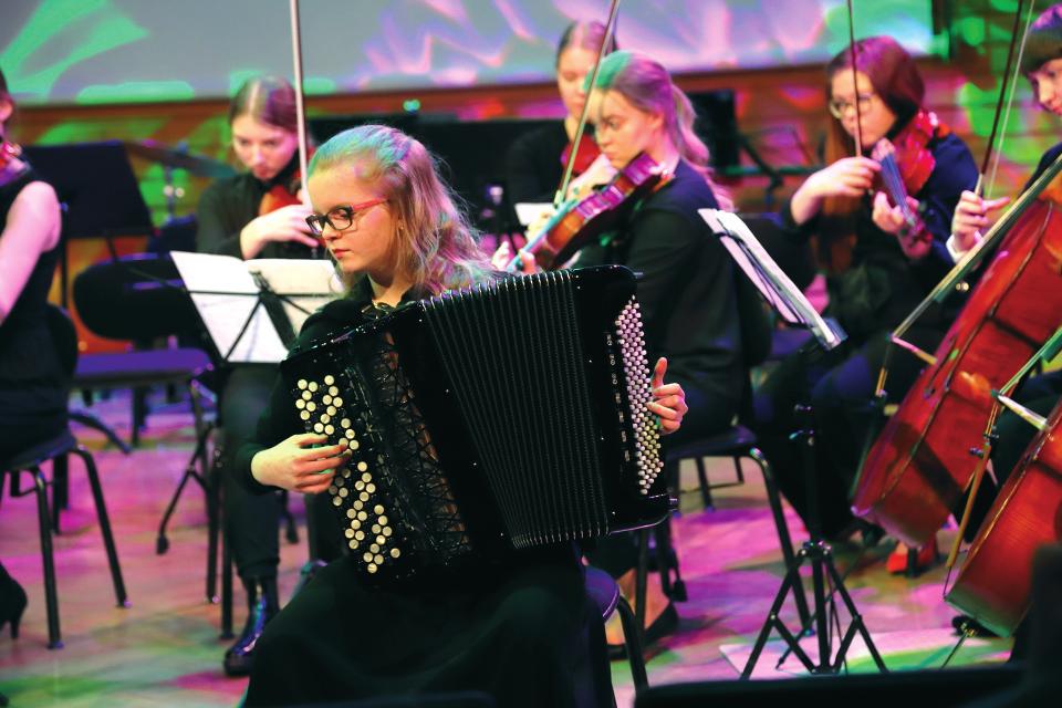 Kuvahoto: Anne Yränä Viisi kansansävelmää harmonikalle a ousiorkesterille kantaesitettiin Kokkolassa 81017 Solistina toimi Vilma Wiren a Keskiohanmaan konservatorion kamariousia ohti Andrei Sytchcak