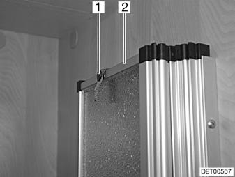 Vario-WC-tila voidaan muuttaa muutamalla kädenliikkeellä niin, että suihkussa käymiseen on käytettävissä suljettu suihkukaappi. WC-tila on täten suojattu vesiroiskeilta.
