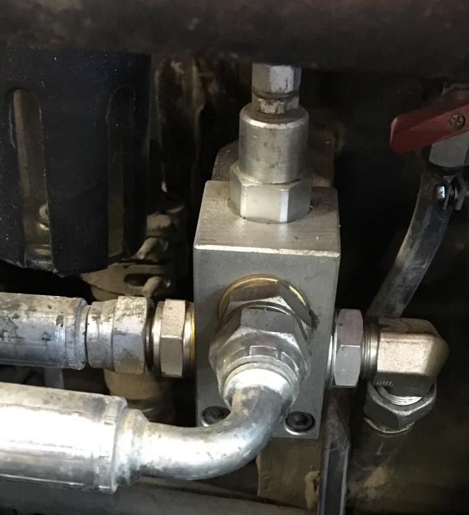 11 4.2 Venttiilit Venttiilit toimivat hydrauliikassa paineen, virtauksen ja suunnan säätämisessä ja ohjaamisessa. Venttilit voidaan ryhmitellä suunta-, paine- ja virtausventtiileiksi.