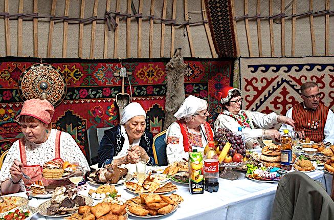Talkkuna-ryhmä Kazakstanissa 16.-28.3. Suomalais-kazakstanilainen kulttuuriyhdistys Saule järjesti matkan Kazakstaniin maaliskuussa Talkkuna-ryhmälle. Talkkunassa tanssi kaksi paria HKY:stä.