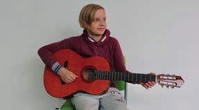 Oma poika kannusti soittamaan ukulelea Vesa Lukkari aloitti ukulelen soiton Mikkelin kansalaisopistolla kolme vuotta sitten. Uuden harrastuksen aloittamiseen kannusti oma perhe.