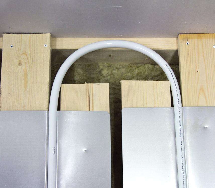 Lattialämmitys puurakenteessa HEP-lattialämmitysrakenne puuvasojen välissä Putkipiirit on kiinnitetty puuvasojen välissä olevaan harvalaudoitukseen (k/k 600 mm) Tätä vaihtoehtoa käytetään, kun